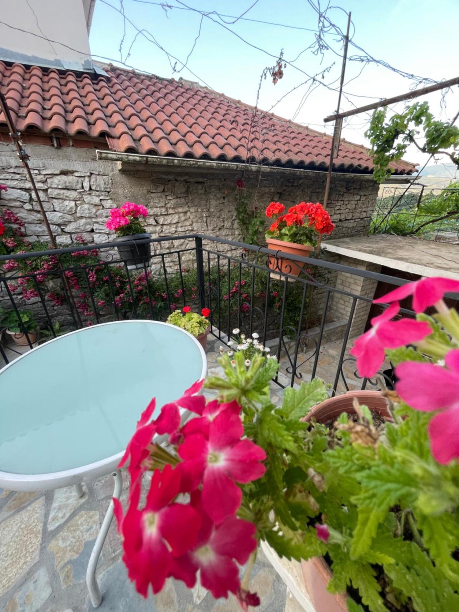 Luigi Guest House Gjirokastra Kültér fotó